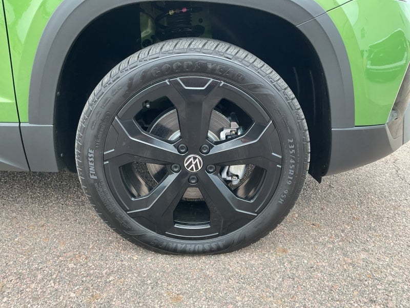 2025 Volkswagen Taos SE Black