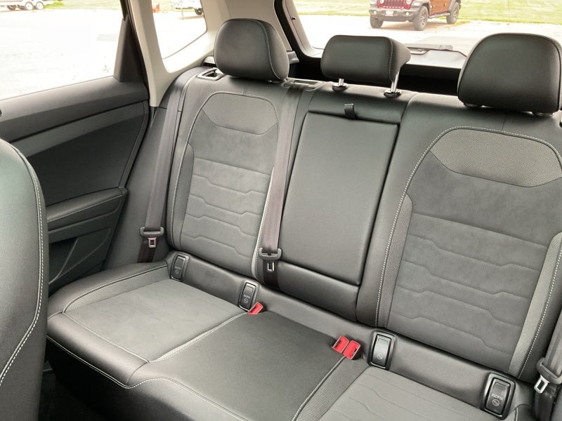 2025 Volkswagen Taos SE Black