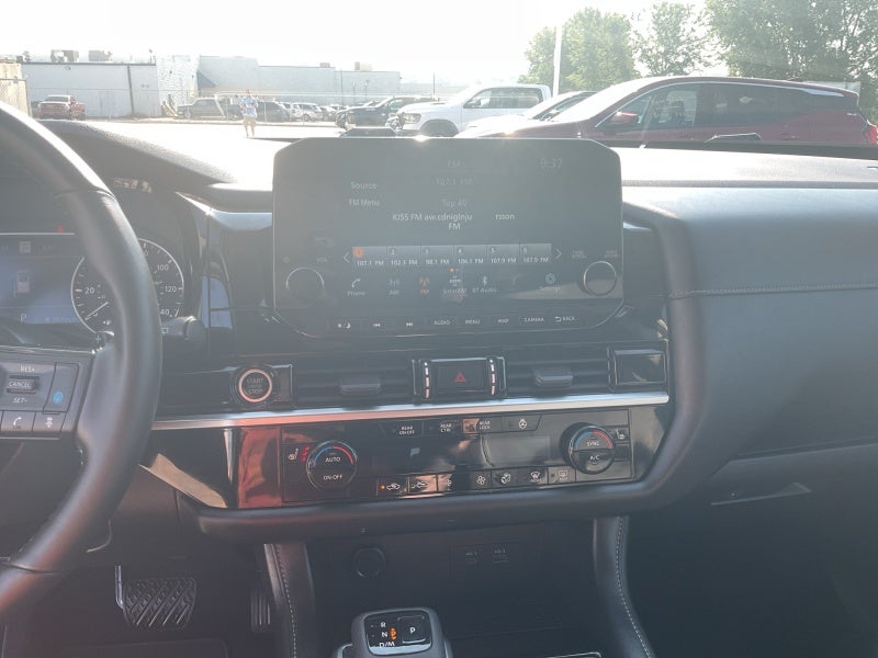 2022 Nissan Pathfinder SL